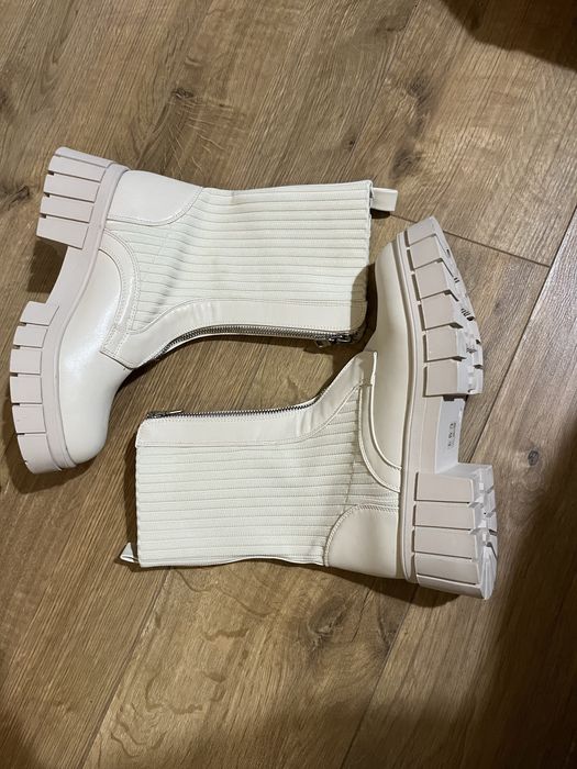 Зимни бежови боти