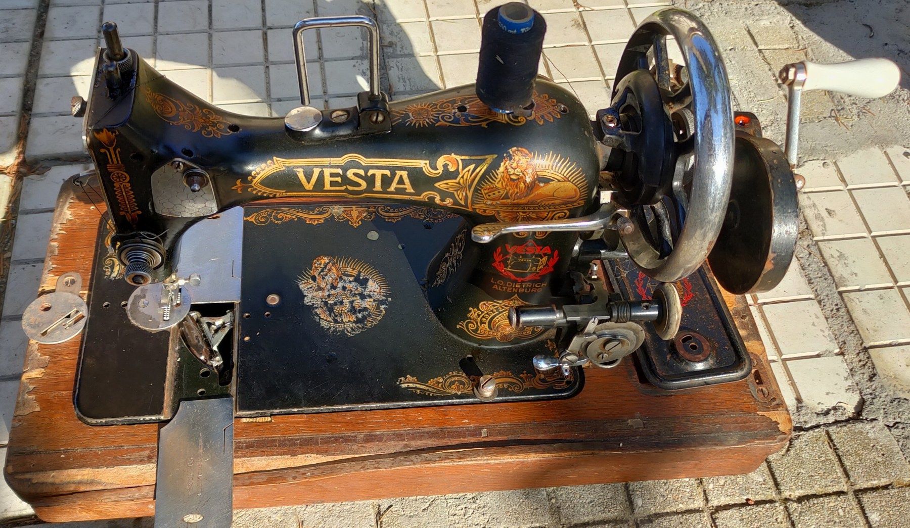 Работеща ръчна шевна машина Vesta