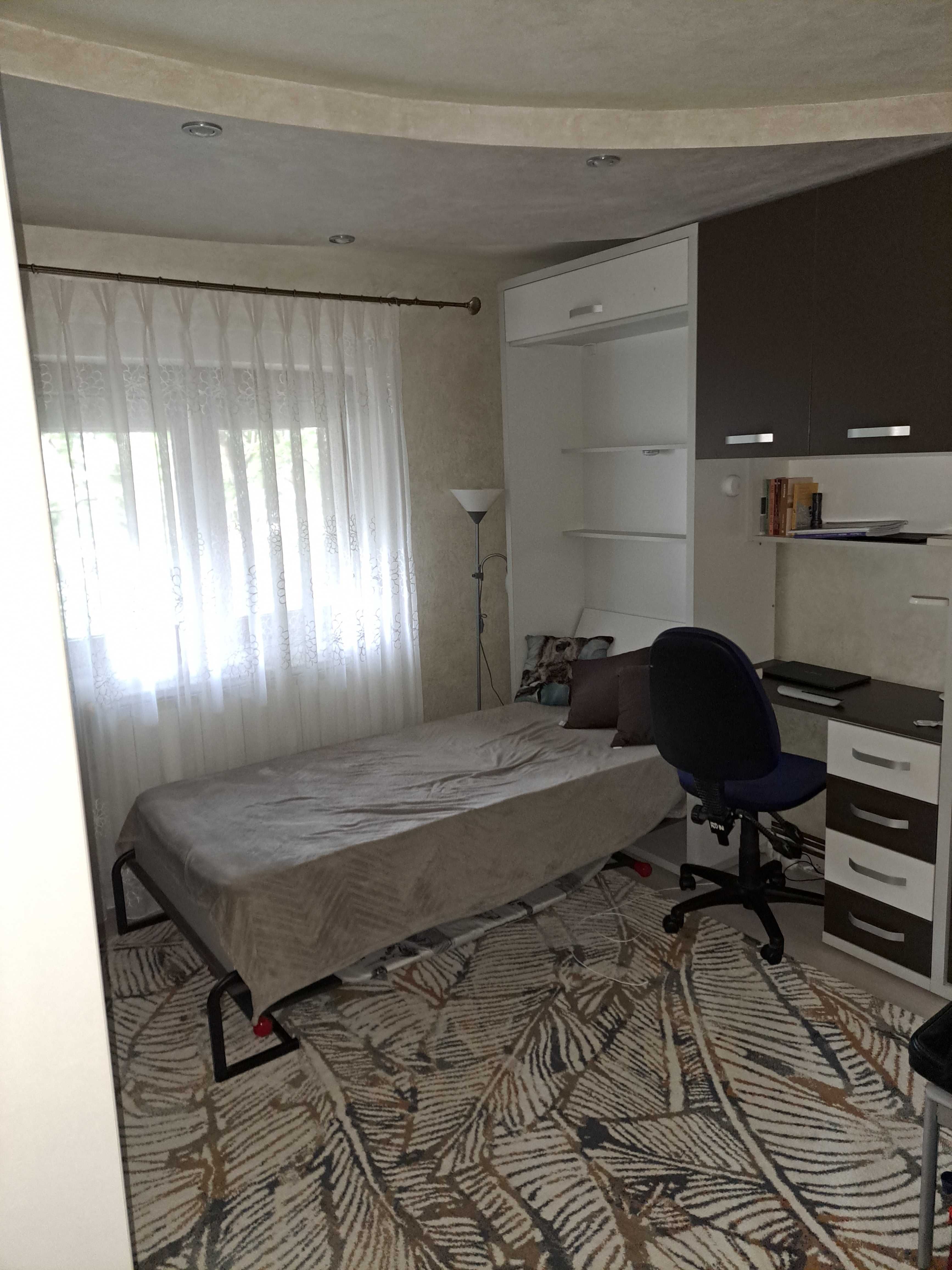 Apartament 2 camere, decomandat, strada Lirei