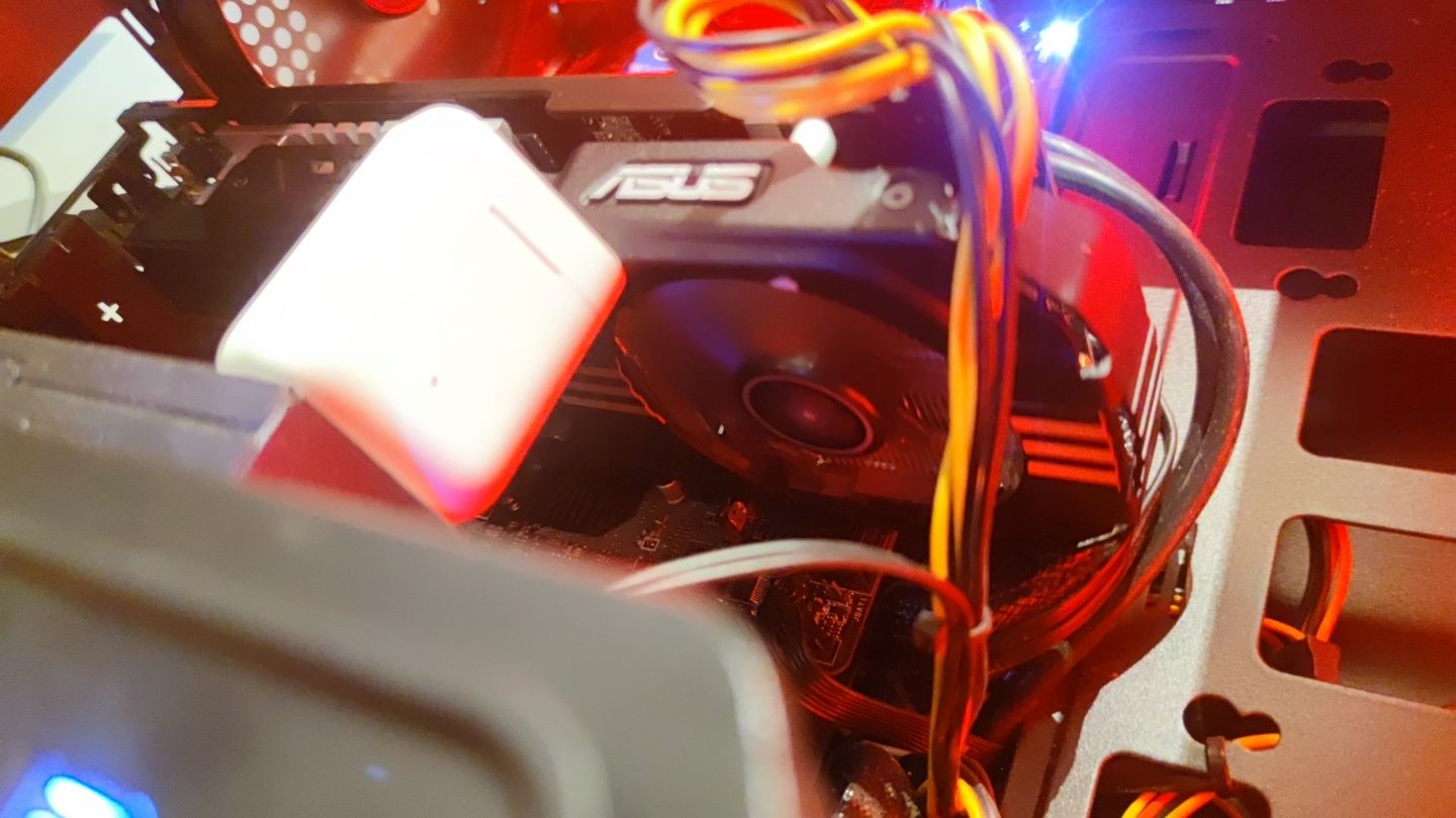 Asus Nvidia GeForce GTX 560 Ti 1GB в перфектно състояние!