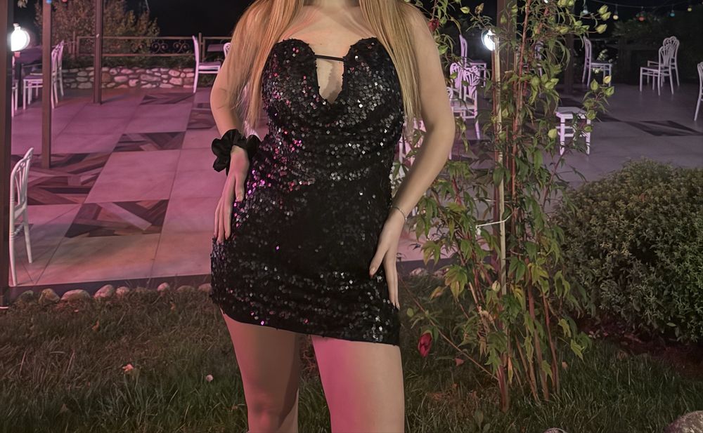 Блестяща рокля и блестящ гащеризон.