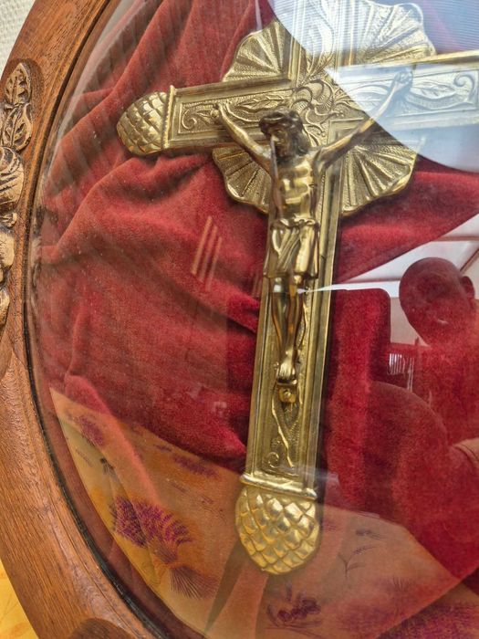 Superb crucifix vintage sub sticla