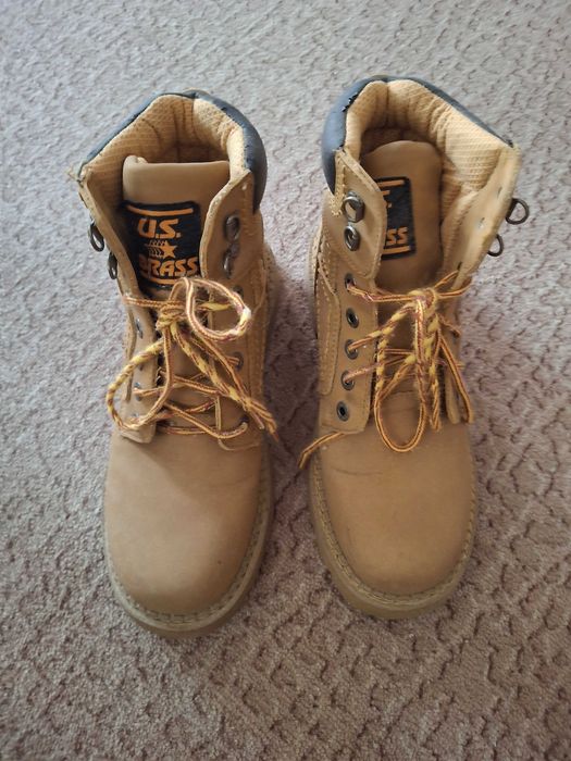 Продавам 2 чифта  мъжки зимни боти