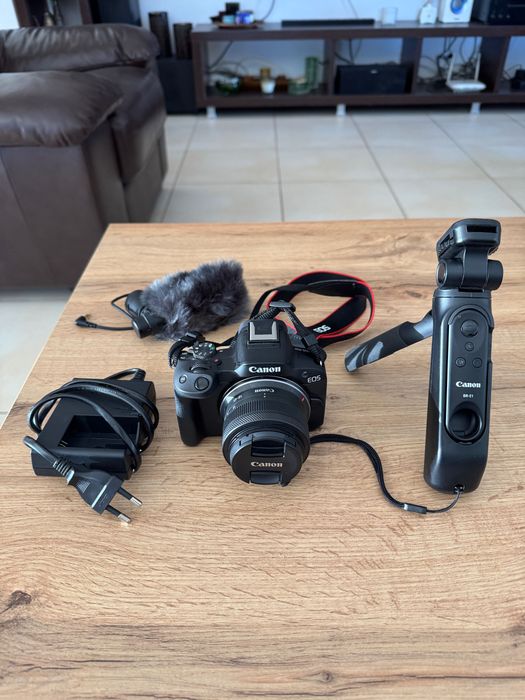 Canon EOS R50 Mirrorless Kit Creator cu Obiectiv RF-S 18-45mm