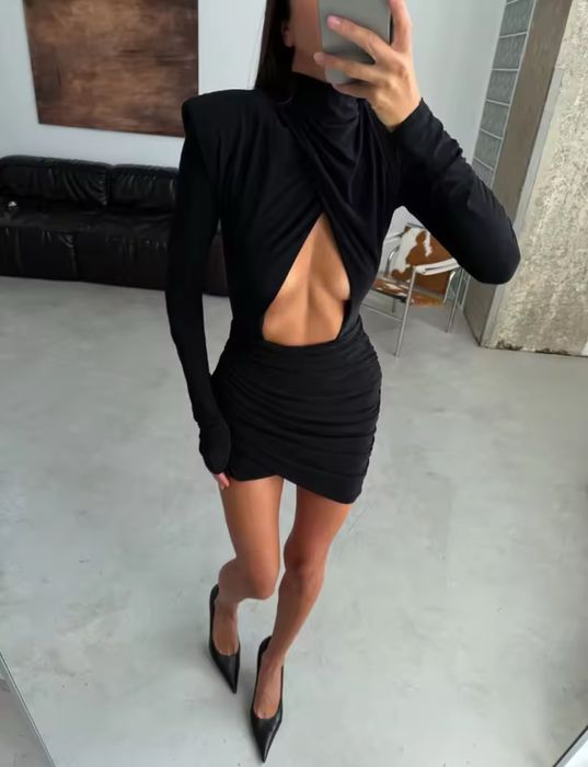 Черна сексапилна рокля с дълъг ръкав