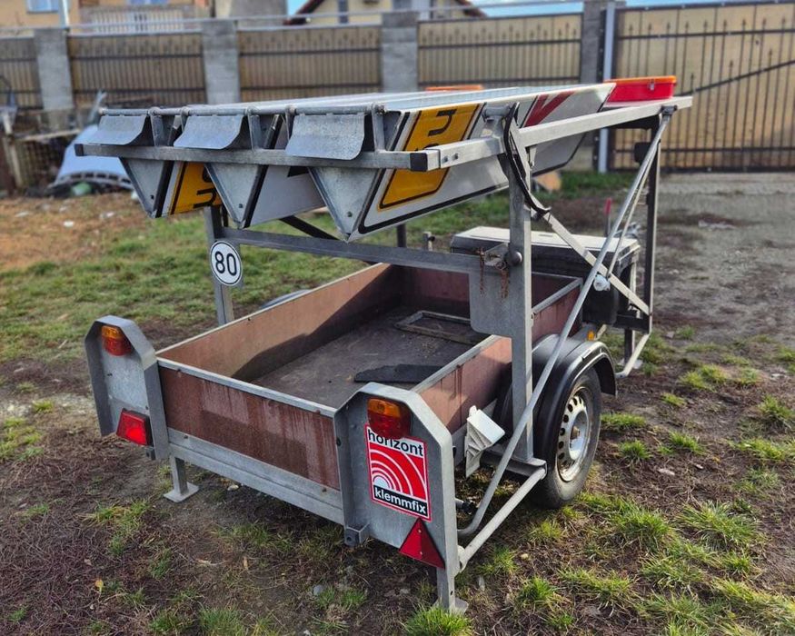 Remorca cu panou de semnalizare si dirijare trafic