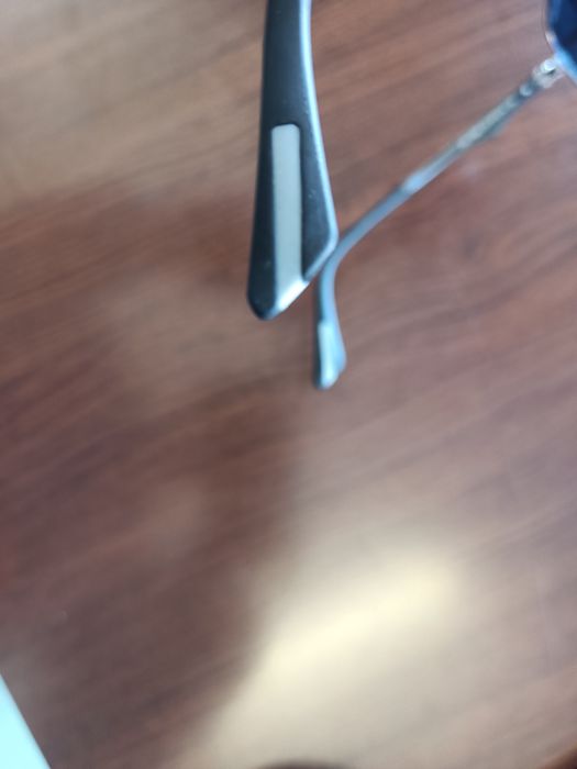 Продавам слънчеви очила.