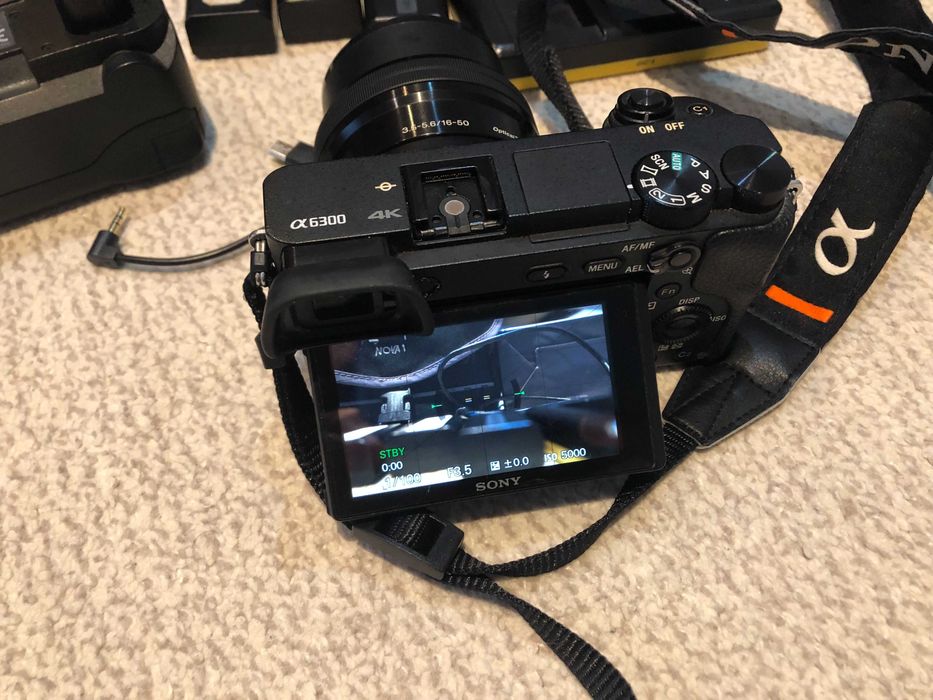 Sony A6300 cameră mirrorless 4K + 3baterii +incarcator rapid + Grip