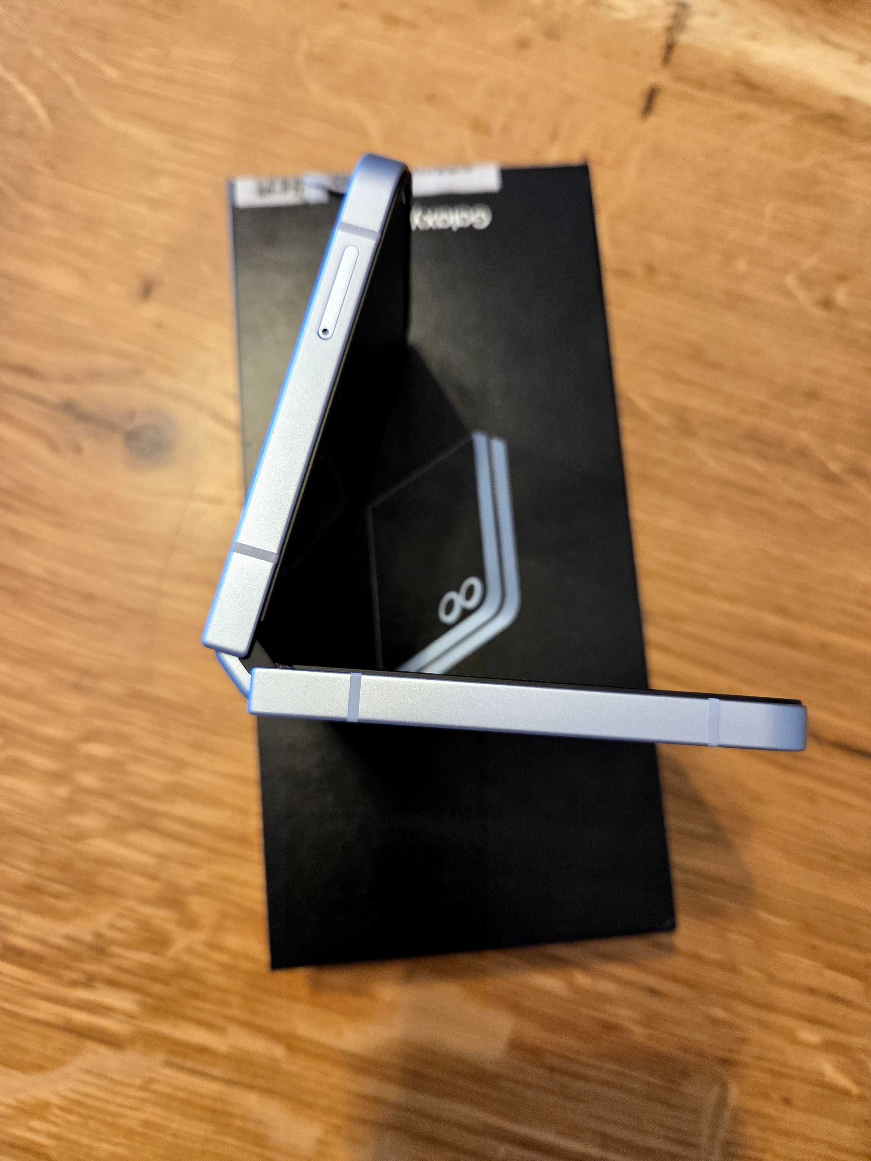 Vând Samsung Galaxy Flip 6, culoare Ice Blue, garantie 2 ani