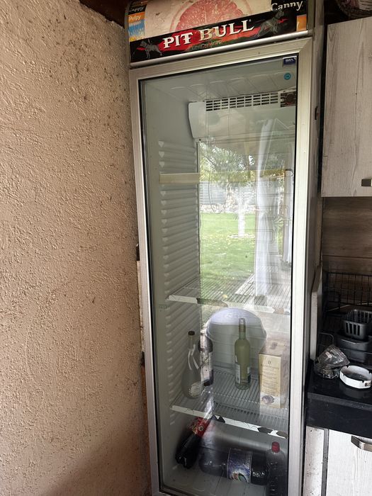 Продавам вертикална хладилна витрина