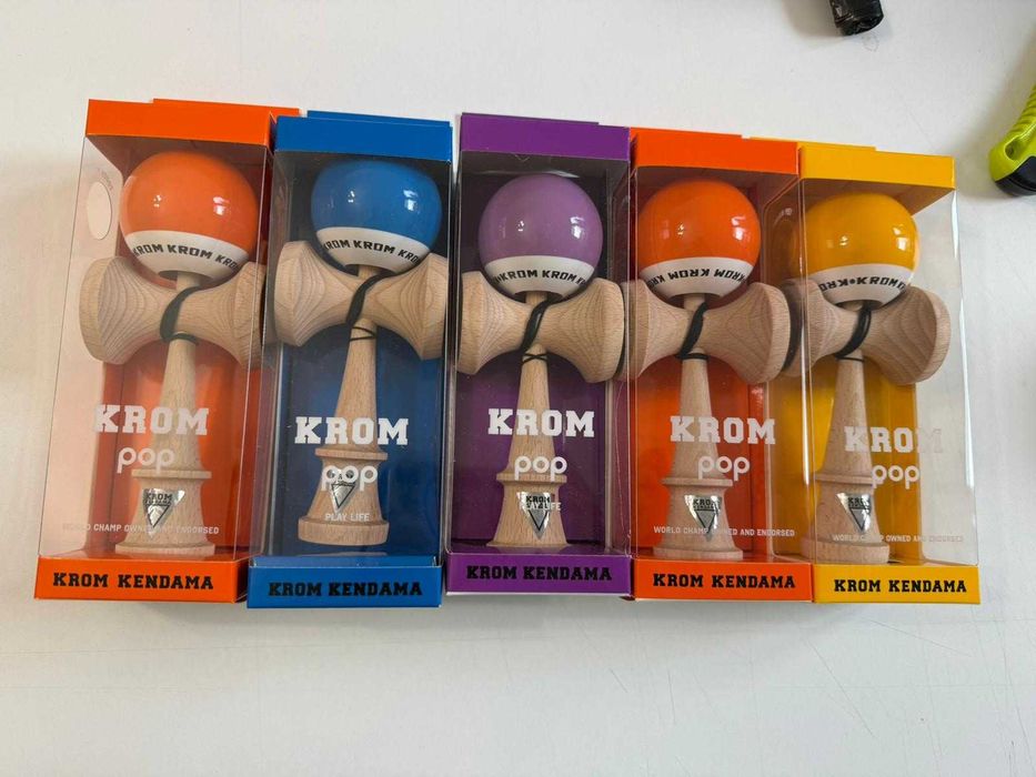 Kendama Krom pop noi, diverse culori