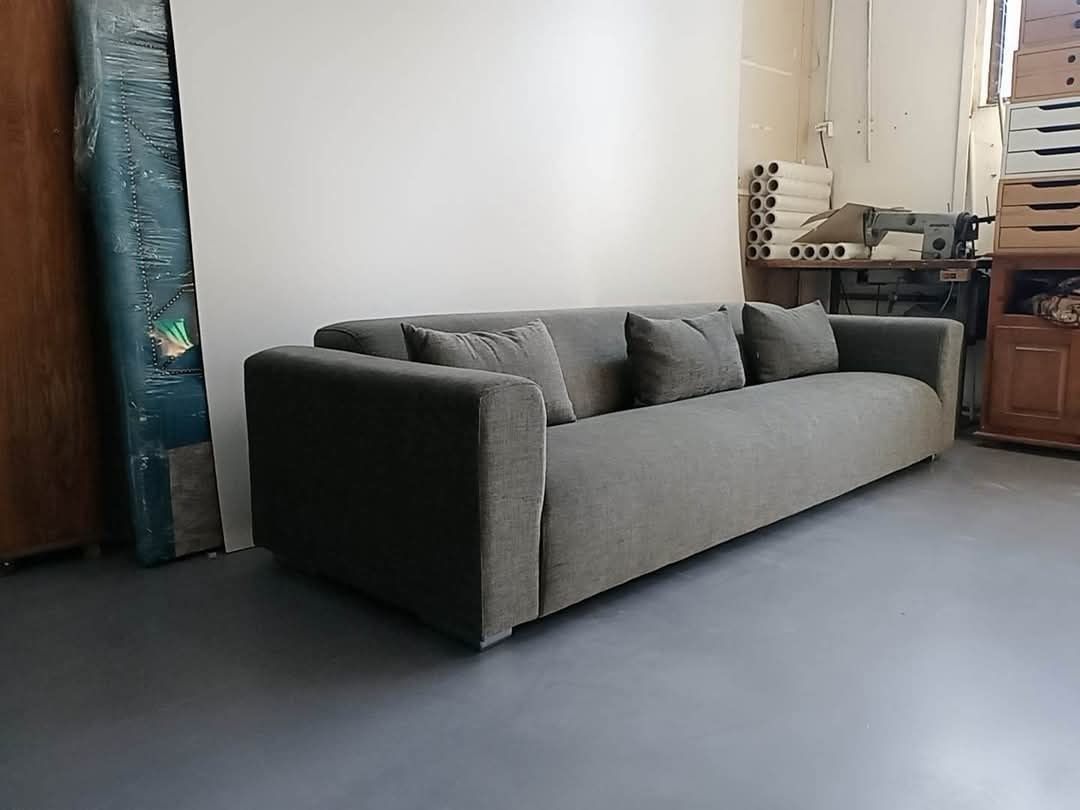 Canapea fixă foarte confortabila