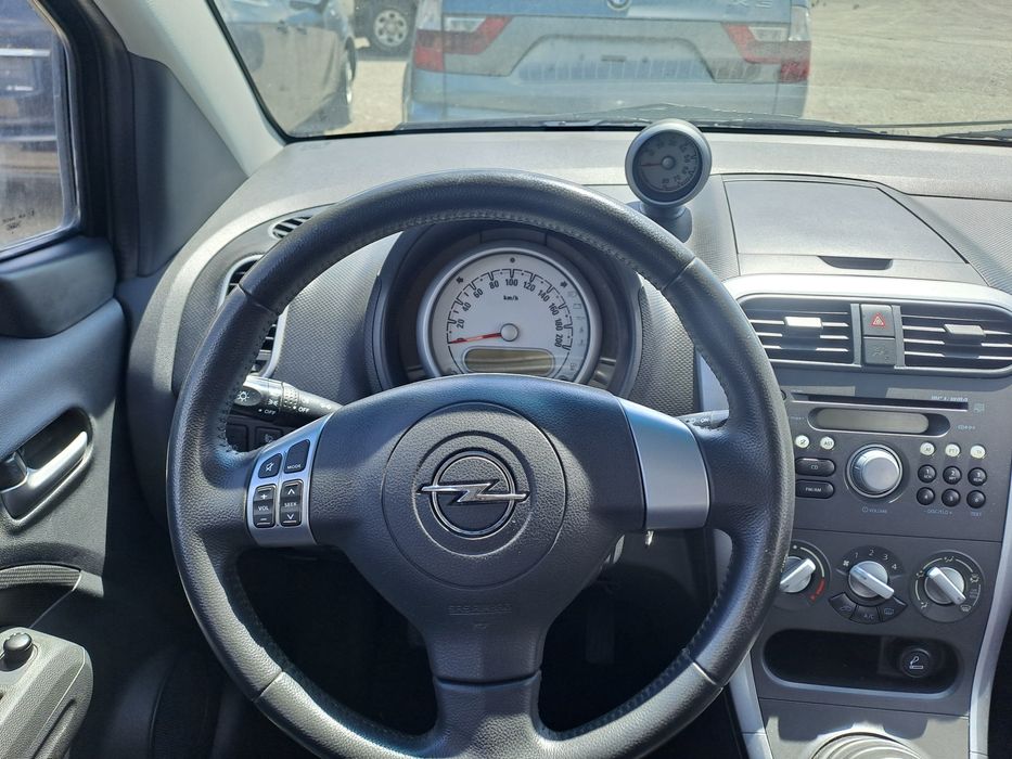 Опел Агила на части