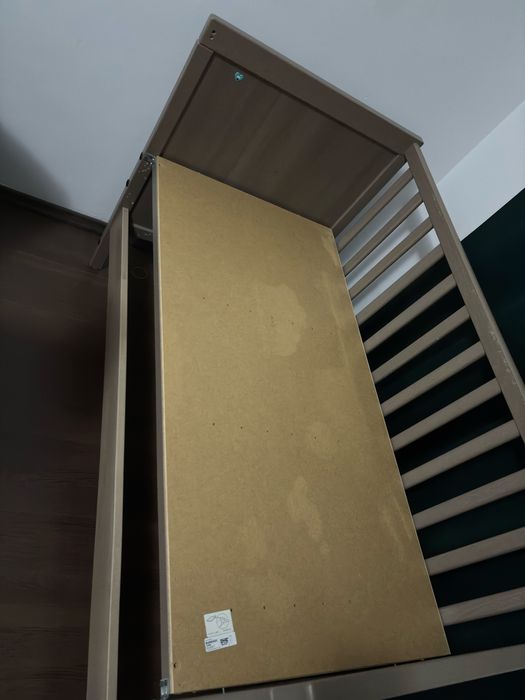 Vând pat cu saltea ikea și apărătoare.
