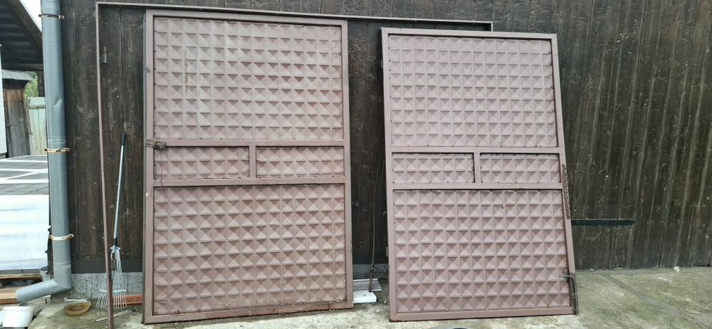 Vand usi metalice pt garaj