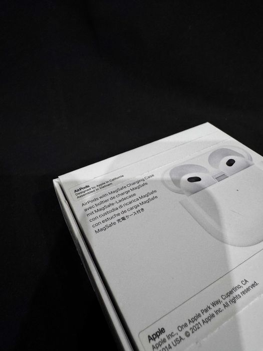 Apple AirPods 3 (2021) + MagSafe кейс — работещи, оригинални