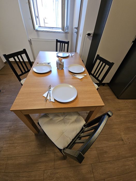 Masa bucatarie  Ikea 140/220 x 84 cu 4 scaune si 2 seturi perne