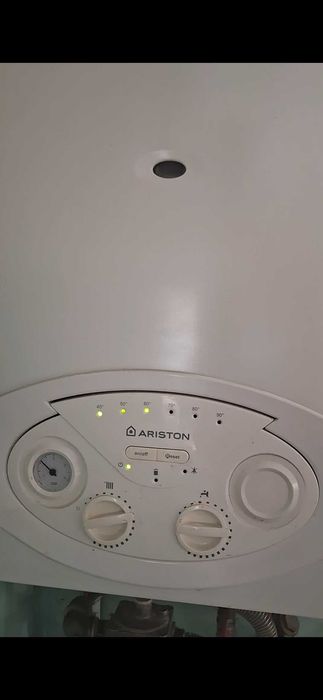 Vând centrală pe gaz Ariston