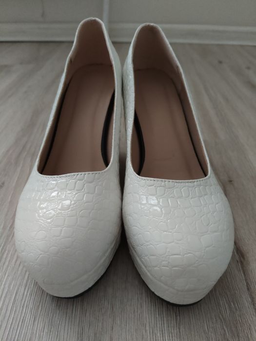 Продам женские туфли