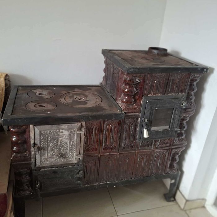 Vând sobă teracotă cu plită, foarte puțin folosită