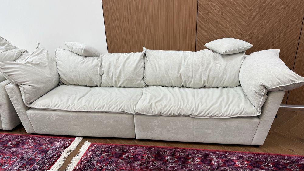 Диван 3 метра в длину.