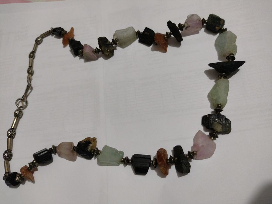 Vând Coliere pietre semiprețioase 1500 lei buc. Negociabil.