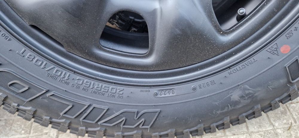 Джанти с гуми за Toyota Hilux 205/80R 16  2012г 5х114.3