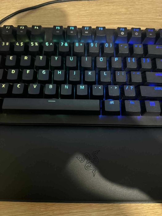 Клавиатура Razer Huntsman V2 TKL с гаранция 1 год. 6 мес.