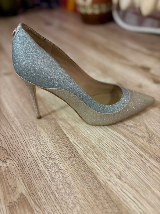 Лимитирани официални обувки на Guess