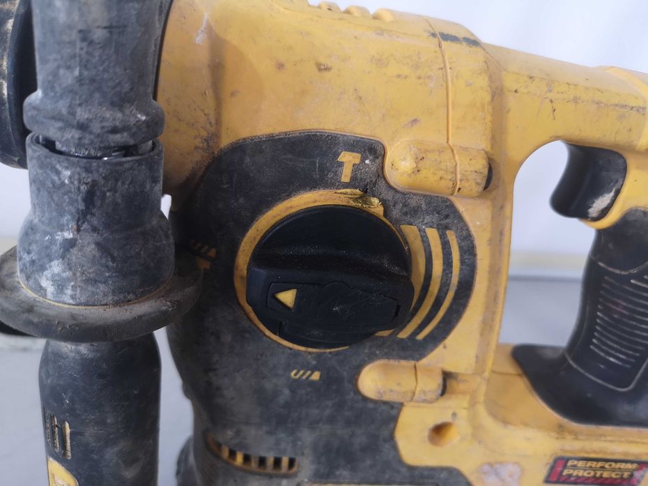 Перфоратор - Dewalt DCH253
