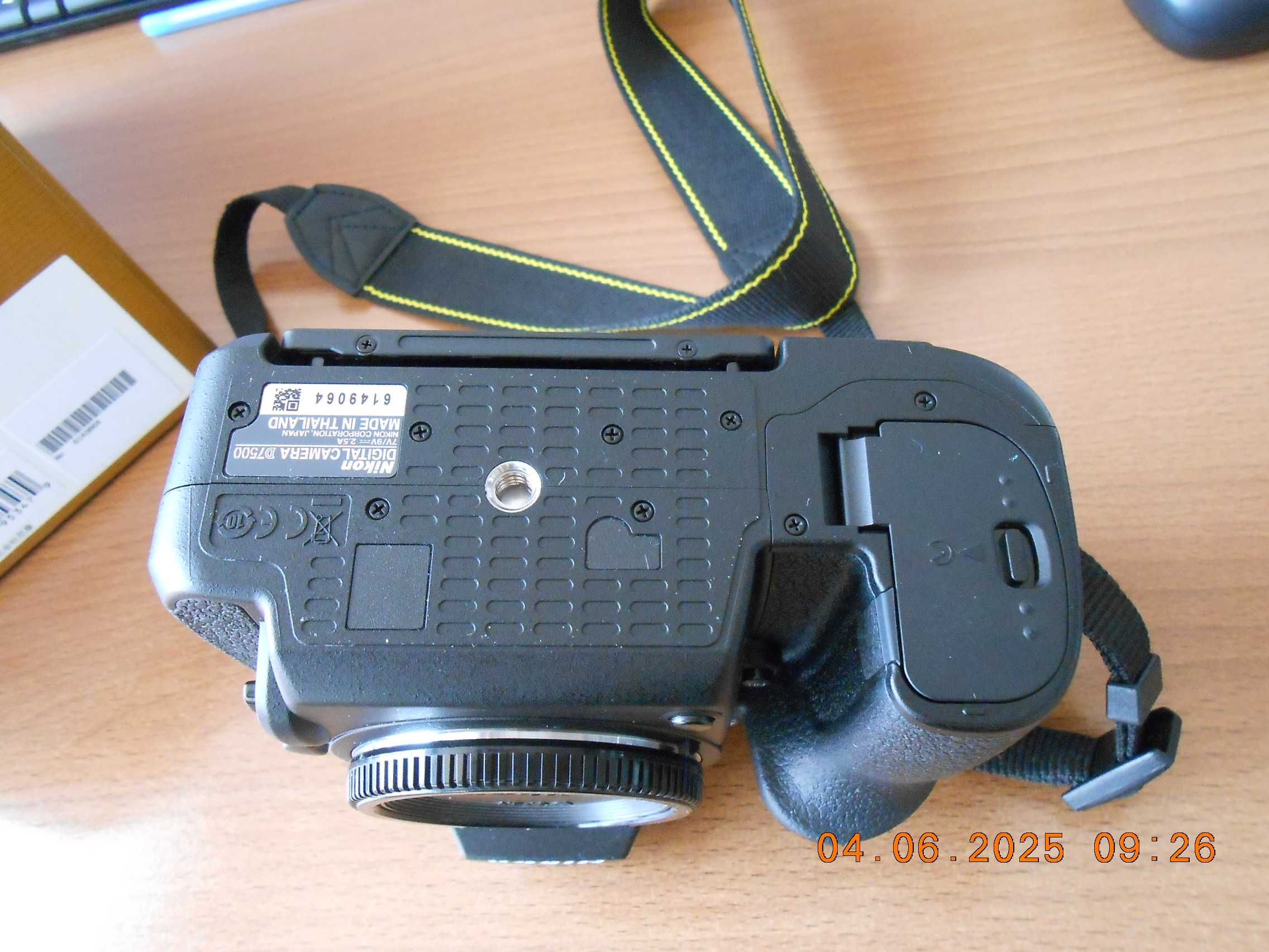Nikon D7500 Aparat Foto DSLR Body, cu Obiectiv Nikon AF NIKKOR 28-80mm
