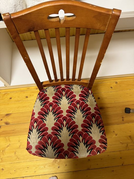 Три стулья из дерева, состояние удовлетрорительное