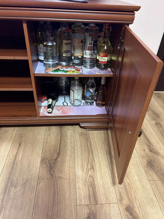 Здравейте. Продаваме TV шкаф (без телевизора).