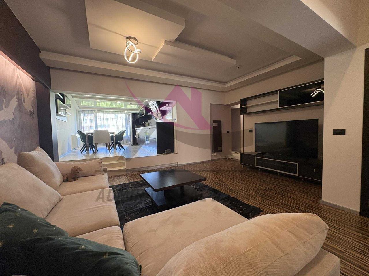 Дава се под наем Тристаен апартамент в Варна, Център - 107 кв.м за 950 € - Снимка #1