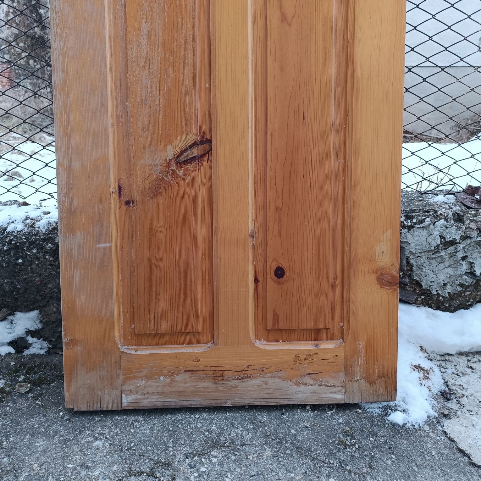 Продавам дървена врата за баня.