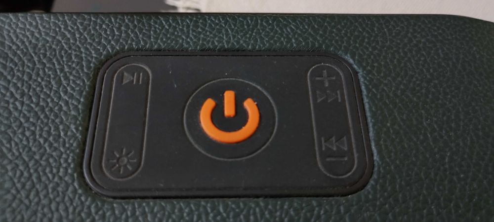 Vând boxa a 9 boxa merge bine se aude tare pentru mărimea sa