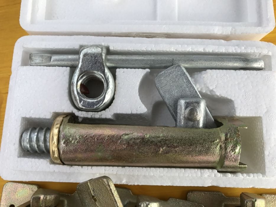 Vand Fluturi autoblocanti Noi și SH pt cofraje Doka