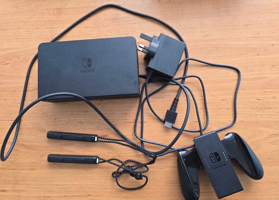 Nintendo Switch OLED 64 gb + 256 gb microSD + grip case + всички игри.