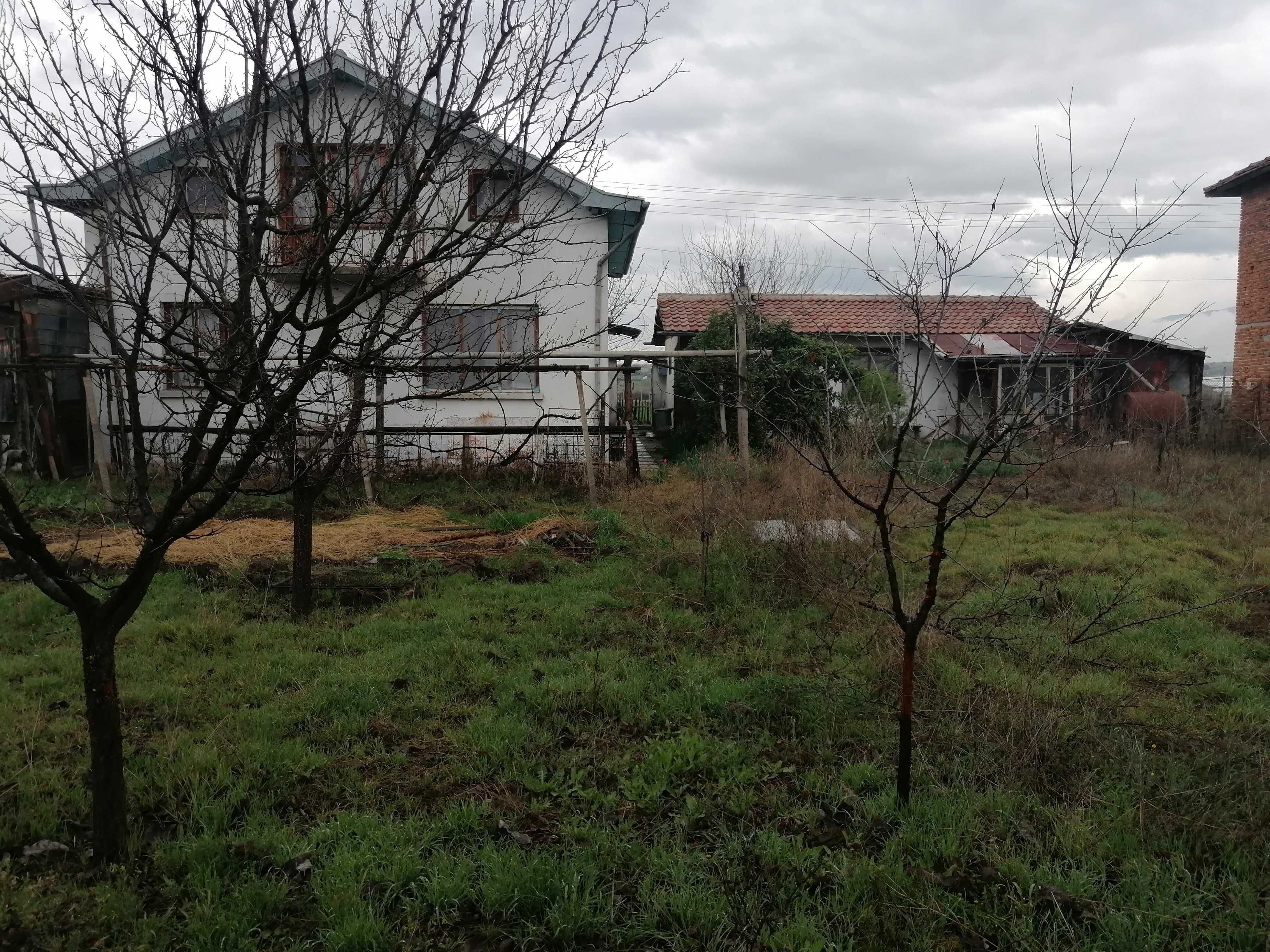 Продават се къща и земеделска земя