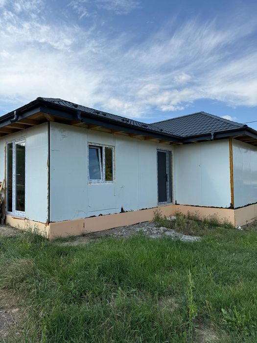 Vand casa pe structura metalica