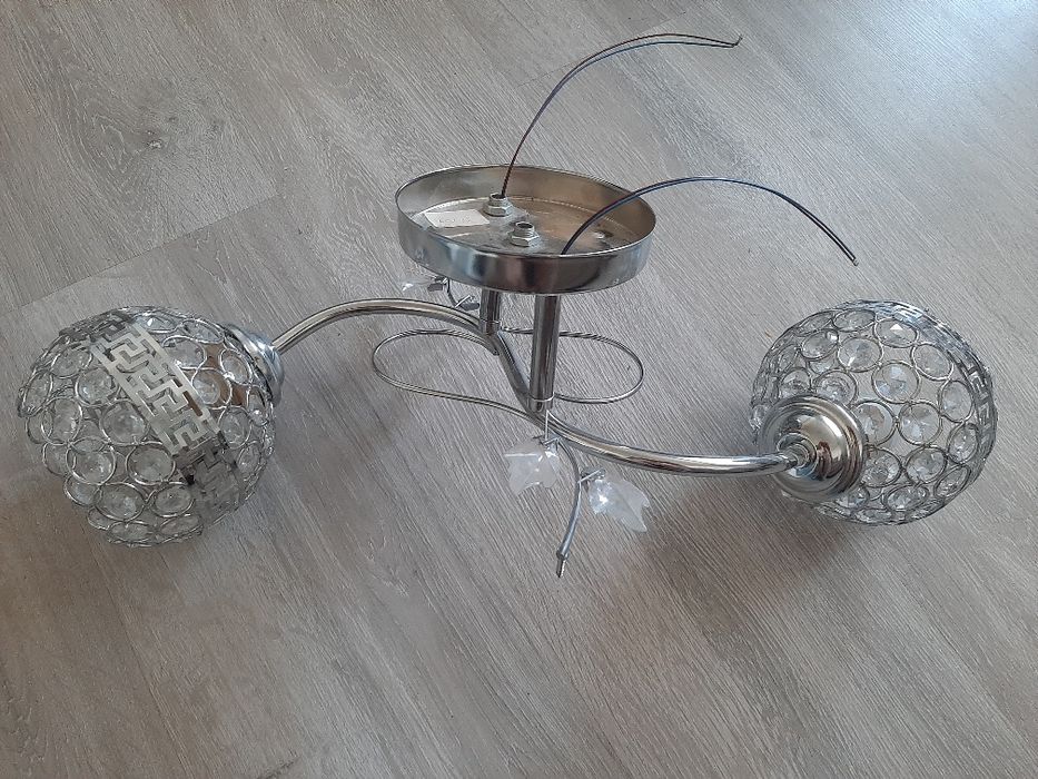 Люстра- светильник.(новая)серебристого цвета.,2 плафона