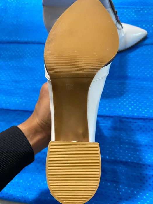 Qishki oq tufli jenskiy