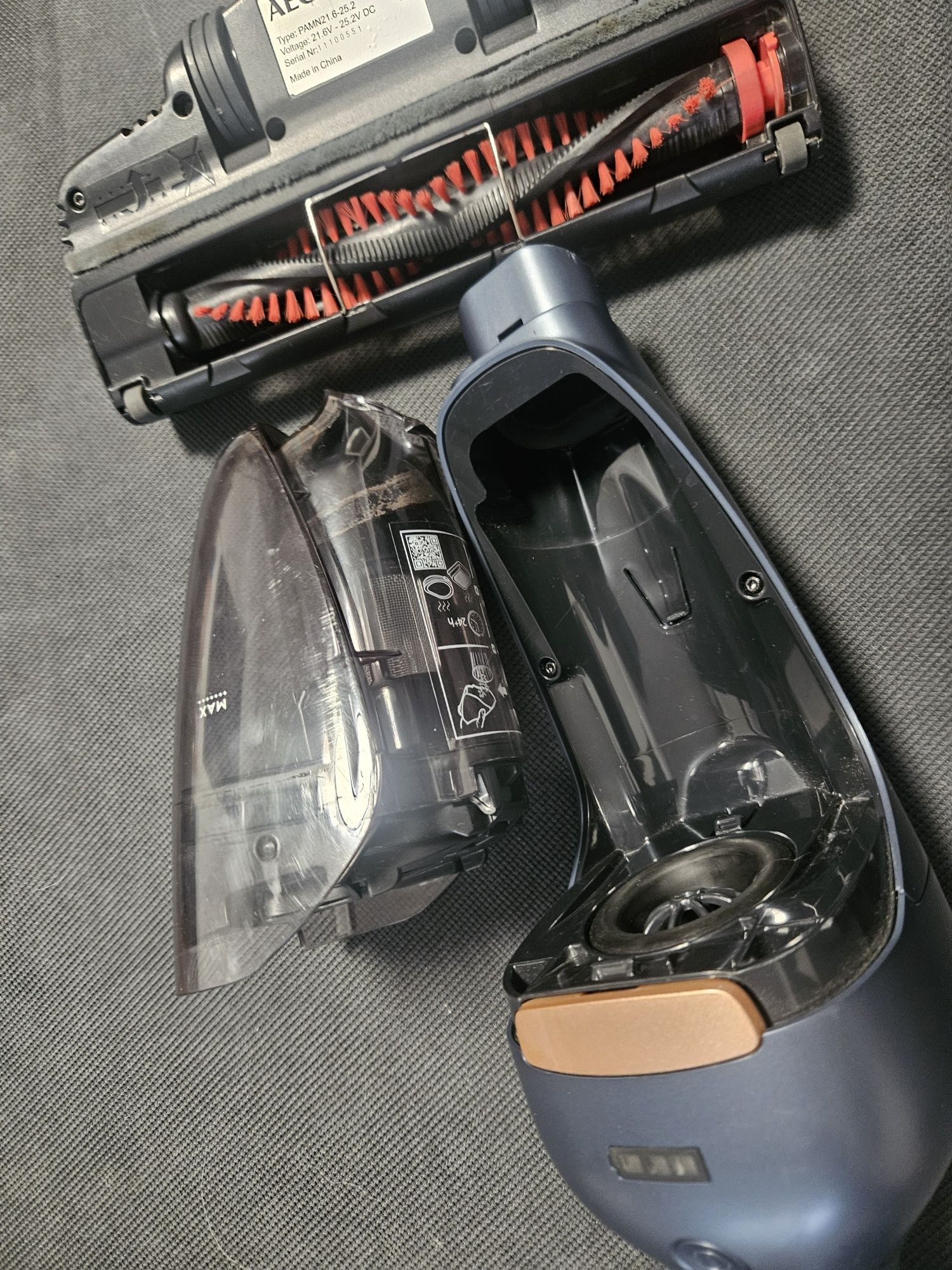 Вертикална прахосмукачка AEG  QX9