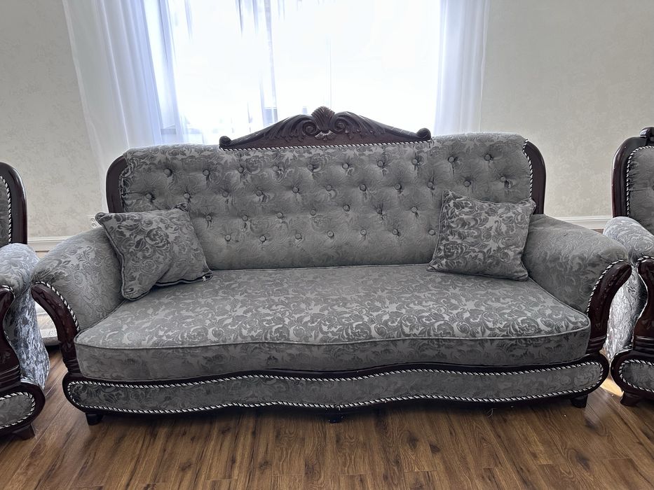 Комплект и двух кресел и дивана , в сером цвете , отличном состоянии .