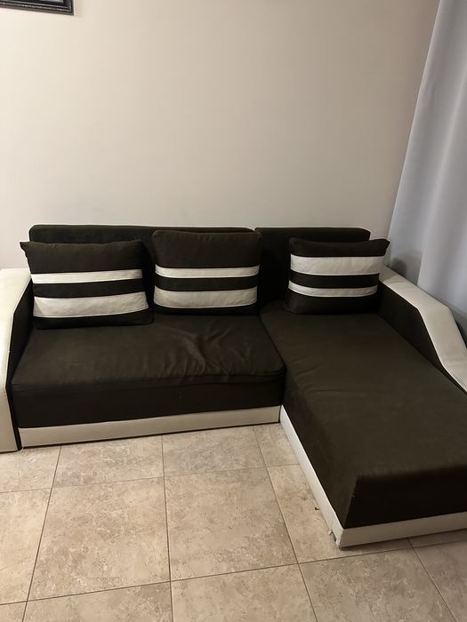 Диван , разтяга се .