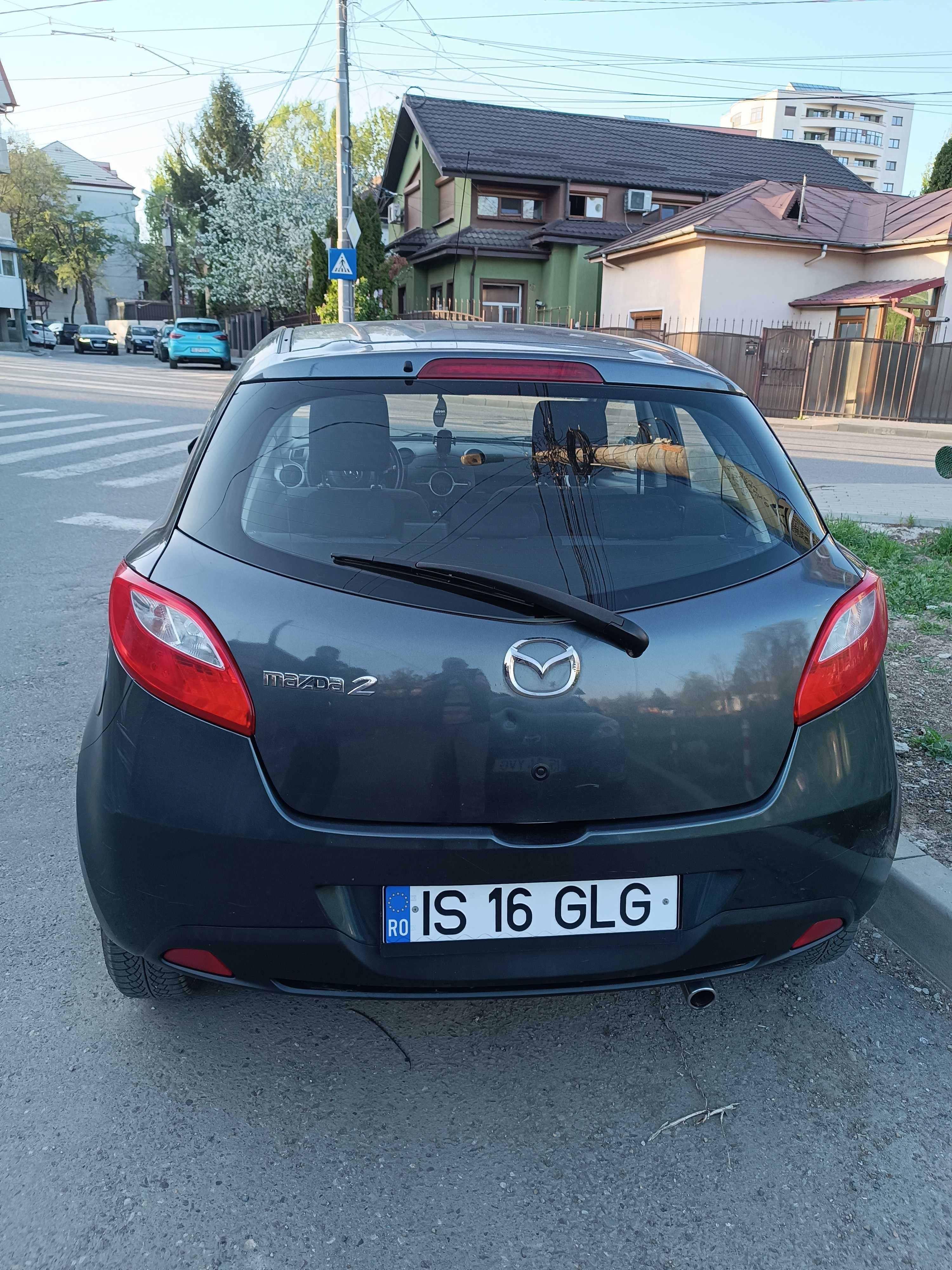 Vând     Mazda 2