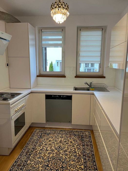 Închirez casă cu 3 dormitoare, 2 livinguri și 3 băi, curte și parcare.