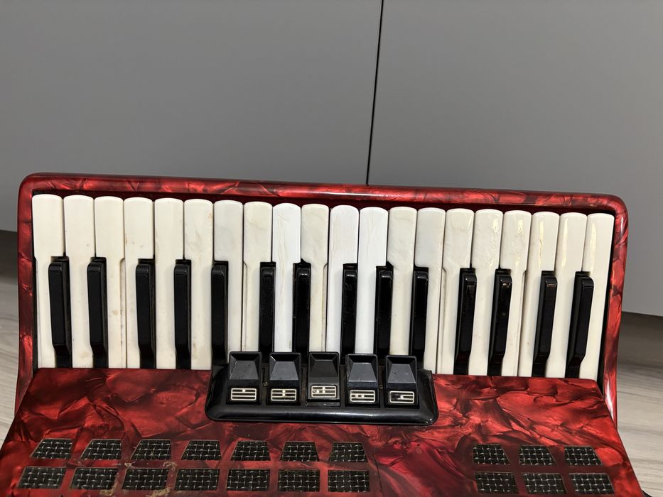 Acordeon Roayal Standard/ weltmeister Meteor 80 de basi