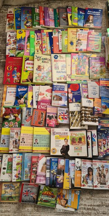 Книги и диски для изучения английского языка.