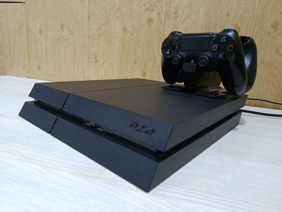 Продается игровая приставка sony PS4 FAT 1Tb